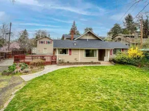 4BR Pool & Hot Tub Home Sleeps 14 - Image 2