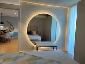 A Proa do Moliceiro — KING BED W/ Wall Mirror - Image 2