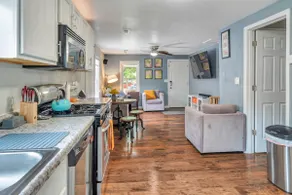Cheerful 2-Bedroom w/ convenient Expressway access - Image 5