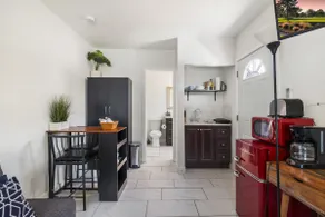 Your Downtown Studio With All Amenities Unit B - Image 2