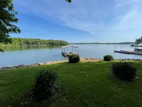 Stunning 7 Bedroom Lake Barkley Home + Hot Tub - Image 3
