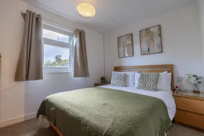 Luxe 3 Bed property with beautiful garden room. - Image 5
