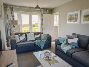Marine House Family-Friendly Stay with Marsh Views - Image 2