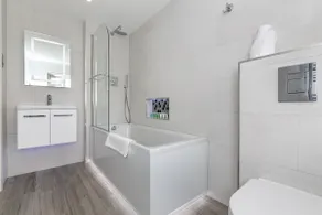 Upper Duplex Apartment w/ Garden & Parking - Image 5