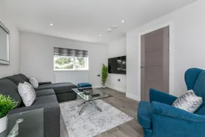 Upper Duplex Apartment w/ Garden & Parking - Image 2