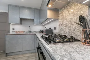 Upper Duplex Apartment w/ Garden & Parking - Image 4