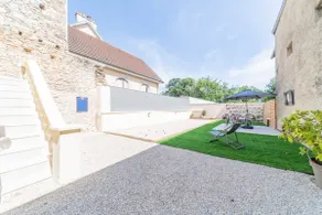 Courtyard side: House with terrace and garden - Image 4