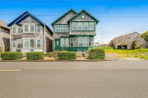 Gorgeous beach house with hot tub, enclosed yard & - Image 4