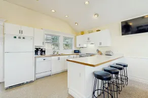 Gorgeous beach house with hot tub, enclosed yard & - Image 3