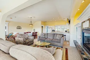 Gorgeous beach house with hot tub, enclosed yard & - Image 2