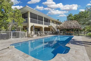 Golfside Tropical Retreat With Pool - Image 2