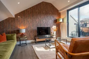 The Garret- Luxury Loft Apartment w/ South-Facing - Image 4