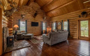 Cozy Cabin- Classic Log Cabin, Great Location close to Cody! - Image 2