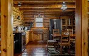 Cozy Cabin- Classic Log Cabin, Great Location close to Cody! - Image 3