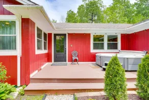 Pet-Friendly Wilmington Retreat w/ Hot Tub! - Image 2