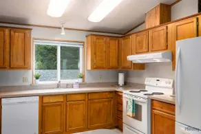 New Listing! Cozy Heceta Beach Area Lakefront Cottage, Hot Tub, Gas Grill, Game Room. Near Beach - Image 2