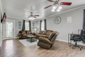 Spacious 3 bedroom home with fenced yard - Image 4