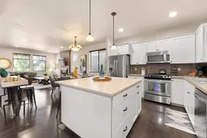 Exceptional Location & Vibes, New Décor, Artwork, & Furnishing, Community Pool, 8 Miles to Portland - Image 4