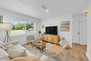 Charming 3BR Florida Bungalow Near Beach in FWB - Image 2