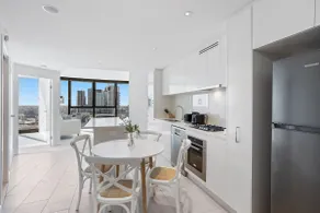 Skytower Apartments - 81st Floor, City & River Views, Free Car Parking - Image 3