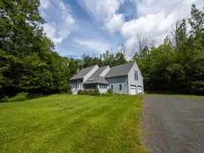 Pristine Home In Becket Woods - Image 4