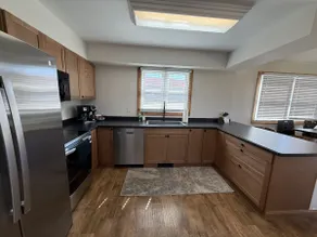 Spacious Summer Getaway Ideal for Large Groups - Image 5