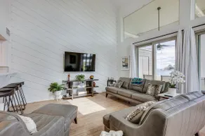 Gorgeous Lakefront Townhome w/ Pool Access & Views - Image 5