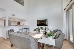 Gorgeous Lakefront Townhome w/ Pool Access & Views - Image 4