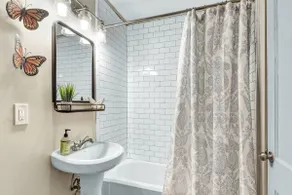 Brooklyn: First Floor, Walk to A&M, Comfy King Bed - Image 5