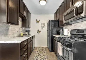 Brooklyn: First Floor, Walk to A&M, Comfy King Bed - Image 3