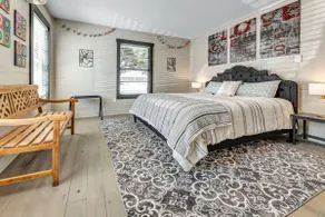 Brooklyn: First Floor, Walk to A&M, Comfy King Bed - Image 2