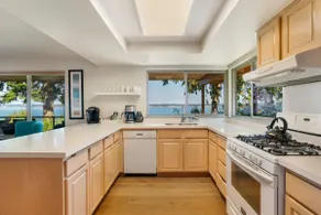 Whale Watching+Covered Deck+Hot Tub+Fenced in Yard - Image 4