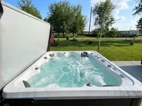 Lake Erie Cottage: Hot Tub, Paddle Board & Firepit - Image 2