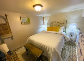 Cozy Alpine Retreat in Historic Downtown - Image 4