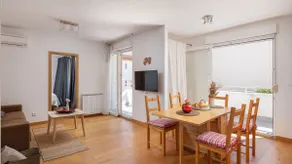 Modernes Apartment mit Terrasse, 4 Minuten zu Fuß zum Strand - Image 3