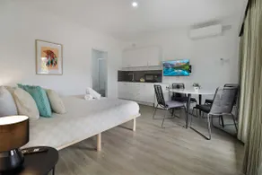 Echidna Family Room with King and Single Bunks - Image 2