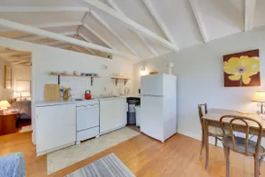 Couples Getaway Near Beaches: Northport Cottage - Image 4