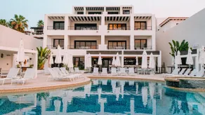 Luxury Residence with Modern Interior and Views - Image 3