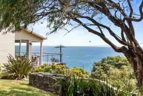 Clifftop Coastal Sanctuary Panoramic Views - Image 4