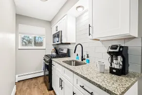 Luxury King Suite - Newly Renovated in Mt. Clemens - Image 3