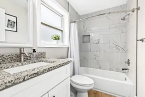 Luxury King Suite - Newly Renovated in Mt. Clemens - Image 4