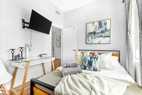 Luxe 3BR Townhome | Secure Parking - Image 3