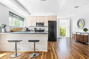 Luxe 3BR Townhome | Secure Parking - Image 4