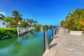 Waterfront Luxury Home with Pool and Boat Dock - Image 4
