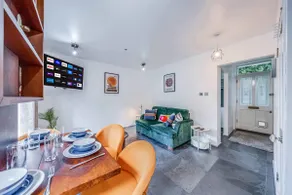 Stepney Green Gated Area with Parking & Garden - Image 4