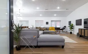 Posh 4BR-3BA Mid-Century Ranch ABODEbucks - Image 5