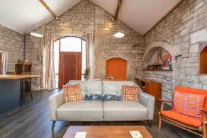 18th Century modern conversion with private parking - Image 5
