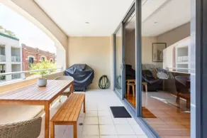 Spacious Freo Apt BBQ Balcony & 2 Cars - Image 4