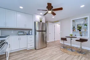 Lady Palm: Central Apt, Sleeps 3 | 3 miles to IMG - Image 5