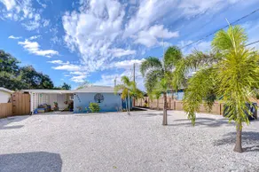 Lady Palm: Central Apt, Sleeps 3 | 3 miles to IMG - Image 3